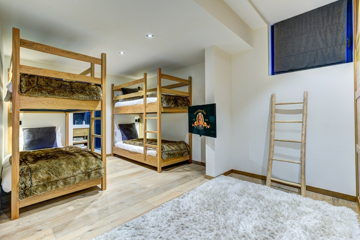 Habitació 5, dos jocs de lliteres i bany privat