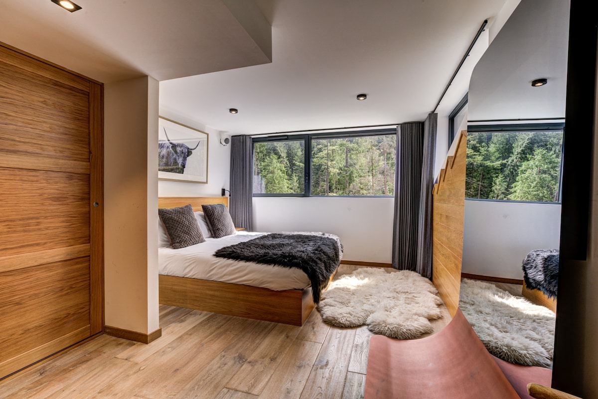 Dormitori 1, suite principal amb llit de matrimoni, vestidor i bany