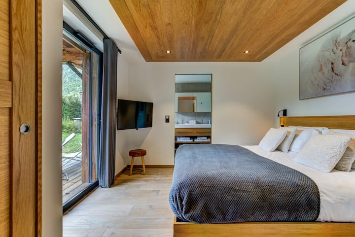 臥室2、帶套房的柔性雙人房或雙牀房，以及通往露臺的門