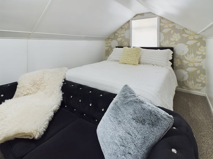 Დაიძინეთ დახვეწილი კომფორტით დედოფლის ზომის კომფორტით