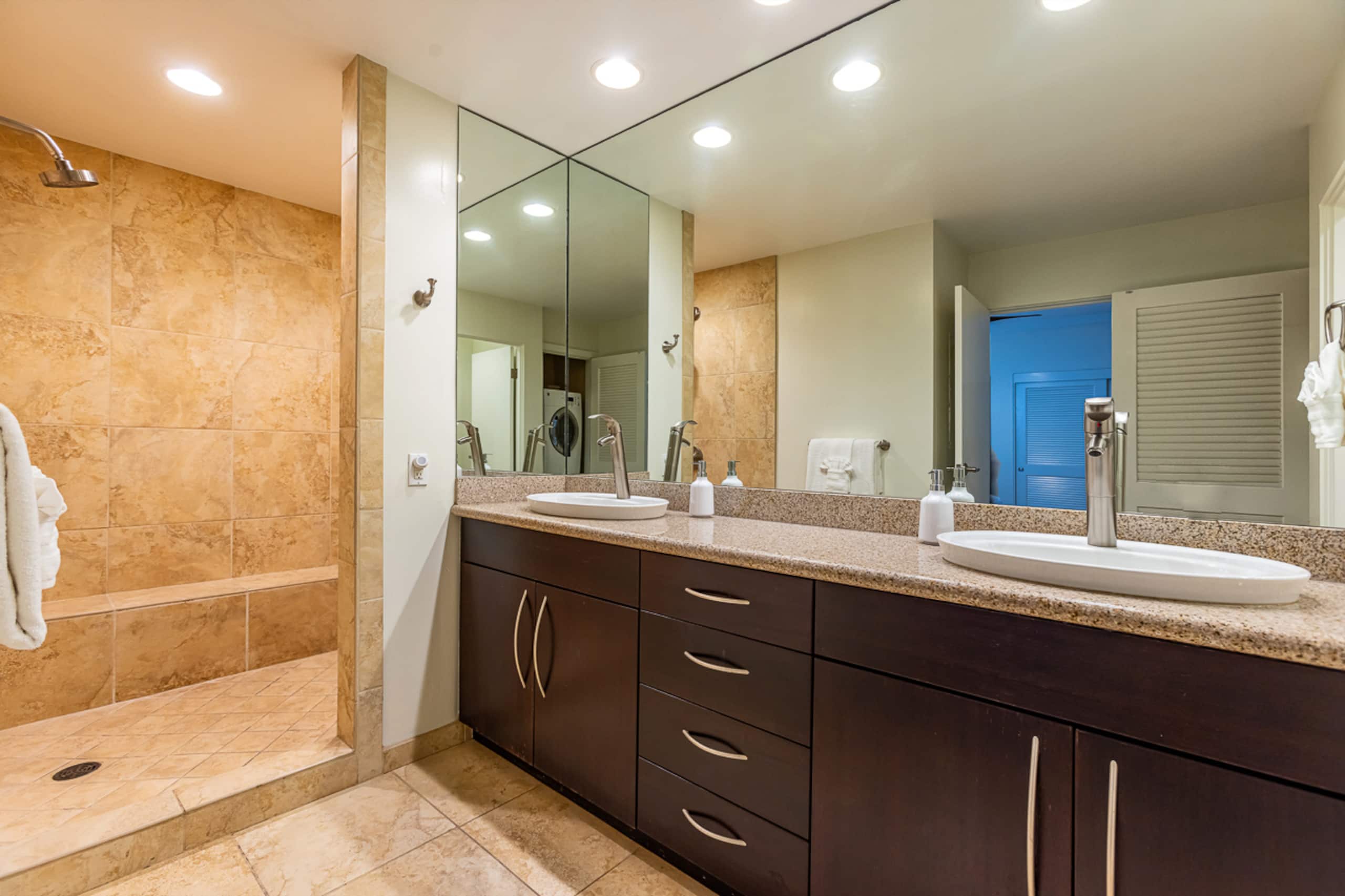 Condo in Lahaina · ★4.17 · 2 bedrooms · 4 beds · 2 baths - Image 27