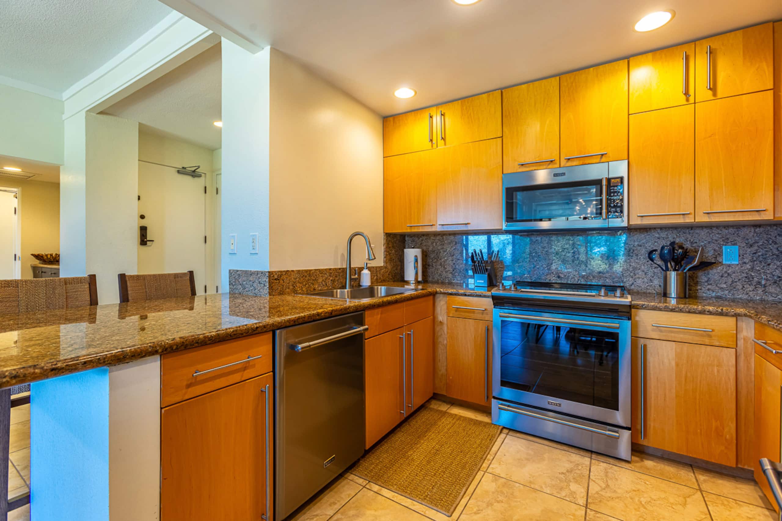 Condo in Lahaina · ★4.17 · 2 bedrooms · 4 beds · 2 baths - Image 22