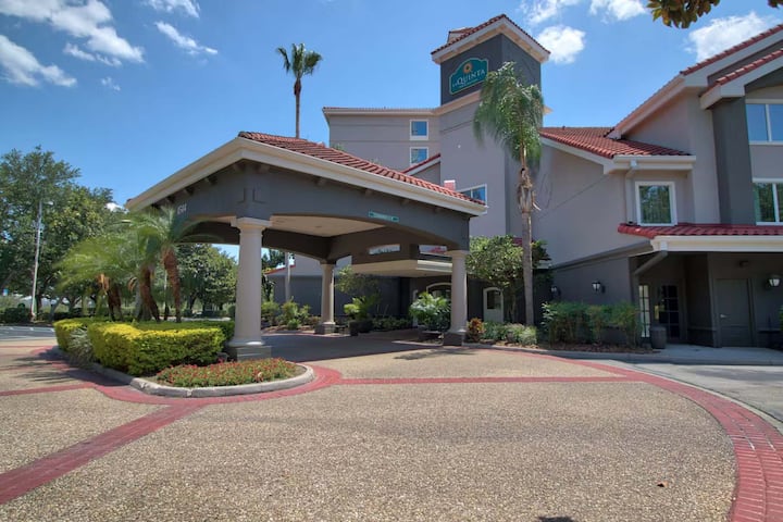 Near Universal Orlando Resort + Breakfast & Pool - Orlando, FL