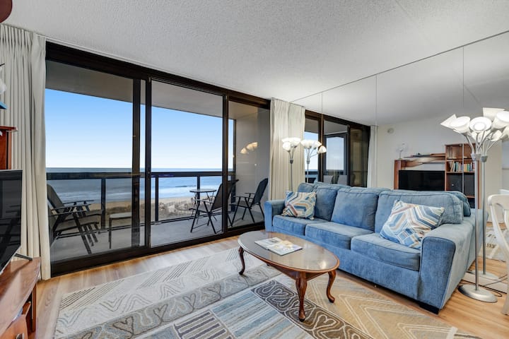 Beachfront Bliss: Pools, Gym, Tennis & Balcony - Ocean City, MD