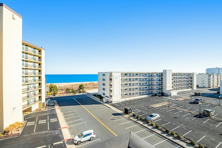 Ocean-view Top-floor Condo: Balcony & Fast Wifi - Fenwick Island, DE