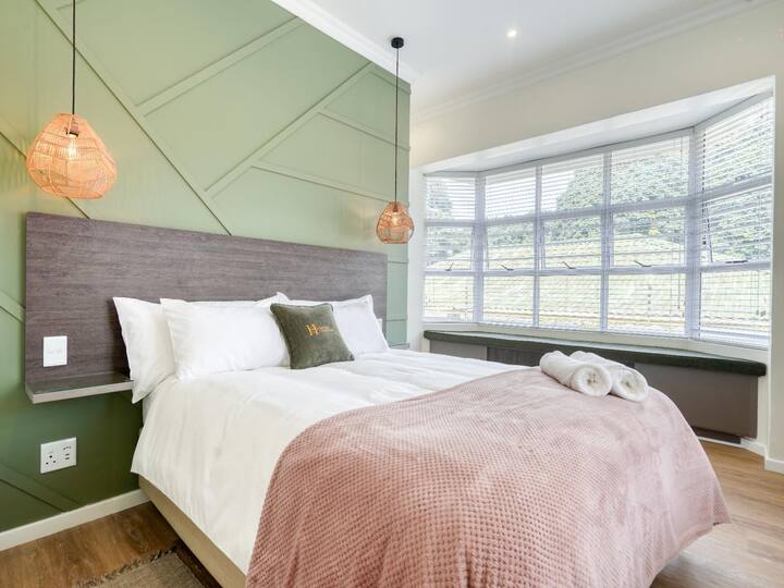 Საძინებელი 2: ეს ლამაზი და ფართო საძინებელი შედგება სასტუმროს ხარისხიანი საწოლისგან და 300TC თეთრეულისგან. Მას აქვს კარადა და დაფნის ფანჯრის სავარძელი დამატებითი მიწისქვეშა სათავსოთი.