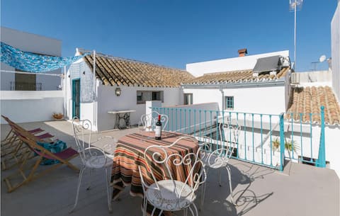 Beautiful home in Carmona with kitchen