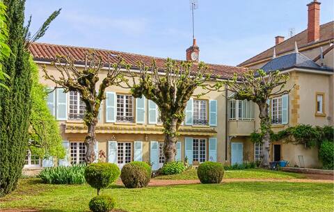 7 bedroom awesome home in Charlieu