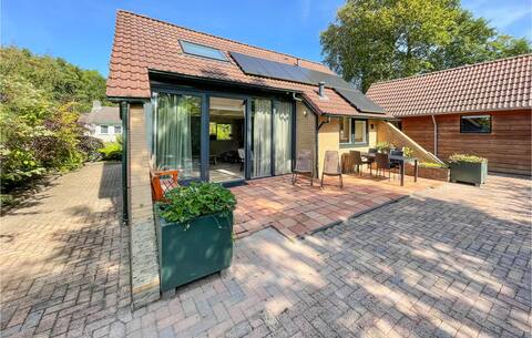 Nice home in Lauwersoog with WiFi
