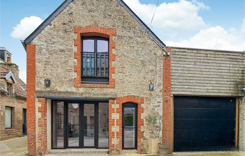 Awesome home in Saint-Vaast-la-Hougue with WiFi