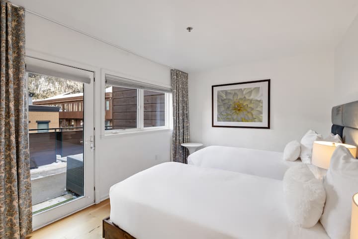 Dhoma e vizitorëve ka dy krevate tek me qasje private në verandat përreth.