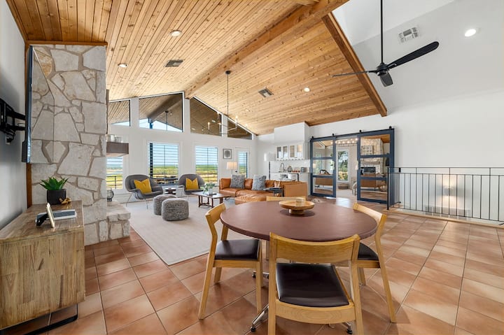 Hill Country Retreat | Lake Travis Views - Spicewood, TX