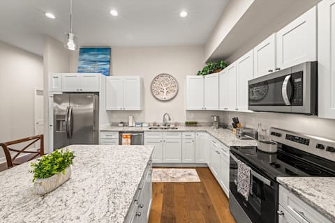 Historic Renovated Spacious 4-BD Townhome - City