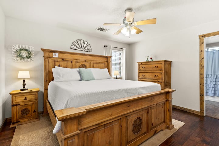 La chambre principale offre un accès extérieur et un lit king.