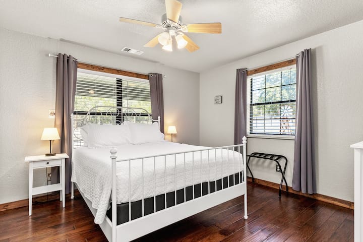 La chambre 2 dispose d'une télévision connectée et d'un lit king.