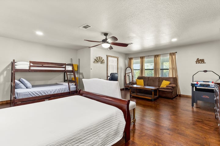 La chambre familiale peut accueillir jusqu'à 7 personnes, idéale pour un grand groupe.