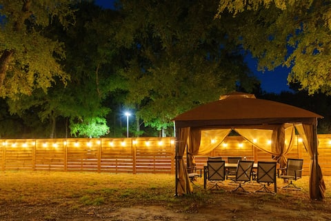 Top performing Airbnb: Cozy Austin Escape – King + 3 Queens Family/Group in Rosewood