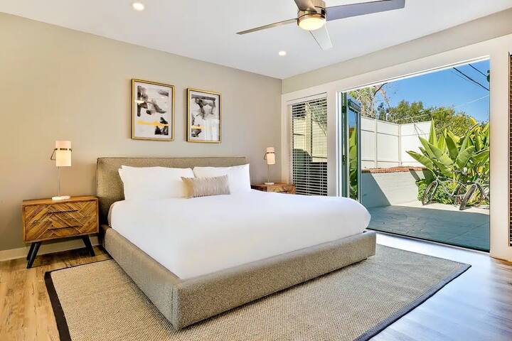 Outdoor Haven with Spa, Sauna, Walk to LJ Shores gallery image 4