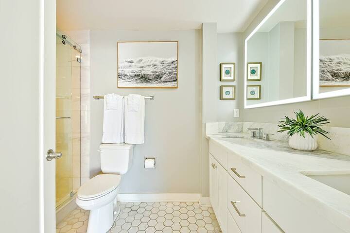 Outdoor Haven with Spa, Sauna, Walk to LJ Shores gallery image 5