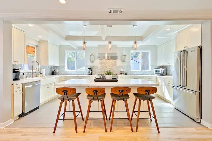 Outdoor Haven with Spa, Sauna, Walk to LJ Shores gallery image 3