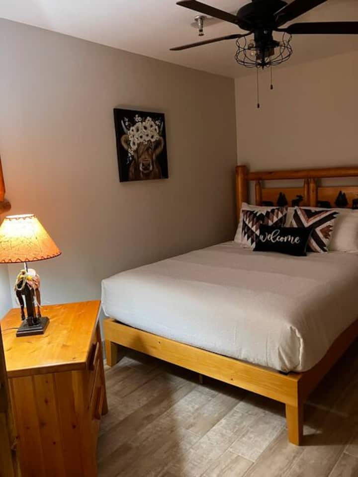 La chambre privée intérieure dispose d'un grand placard et d'une commode.