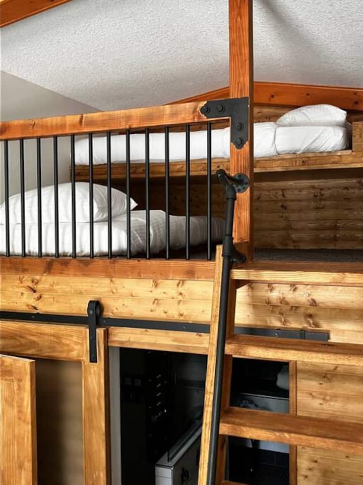 Le loft donne sur la 2ème chambre avec 2 lits jumeaux extra longs. Les enfants adorent ça ! ! Aussi pour les grands enfants aussi !