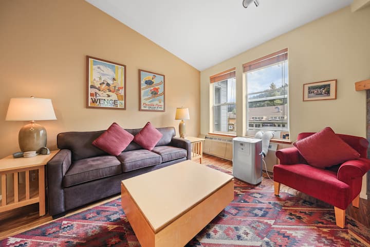 813  | Luxurious Palisades Tahoe Lodge Corner 2bdm - Olympic Valley, CA
