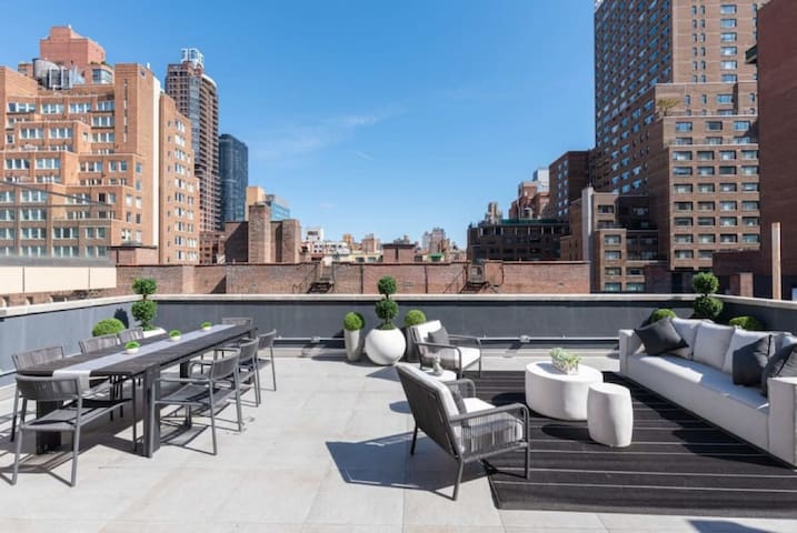 3BR Penthouse with Massive Private Rooftop gallery image 2