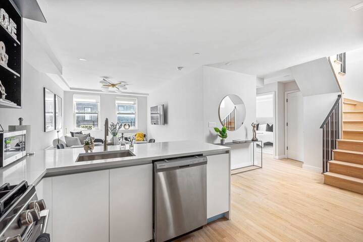 3BR Penthouse Suite with Massive Private Rooftop gallery image 5