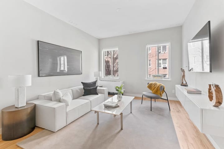 Top Notch 2BR & 2BA Suite Minutes to Central Park