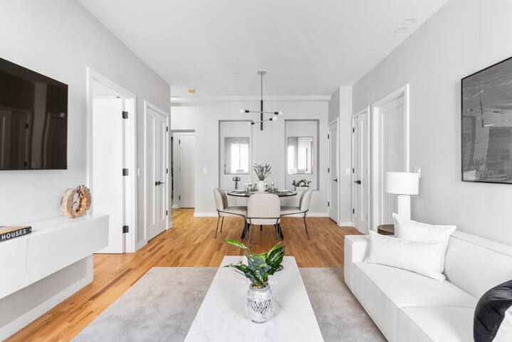 Top Notch 2BR & 2BA Suite Minutes to Central Park gallery image 3