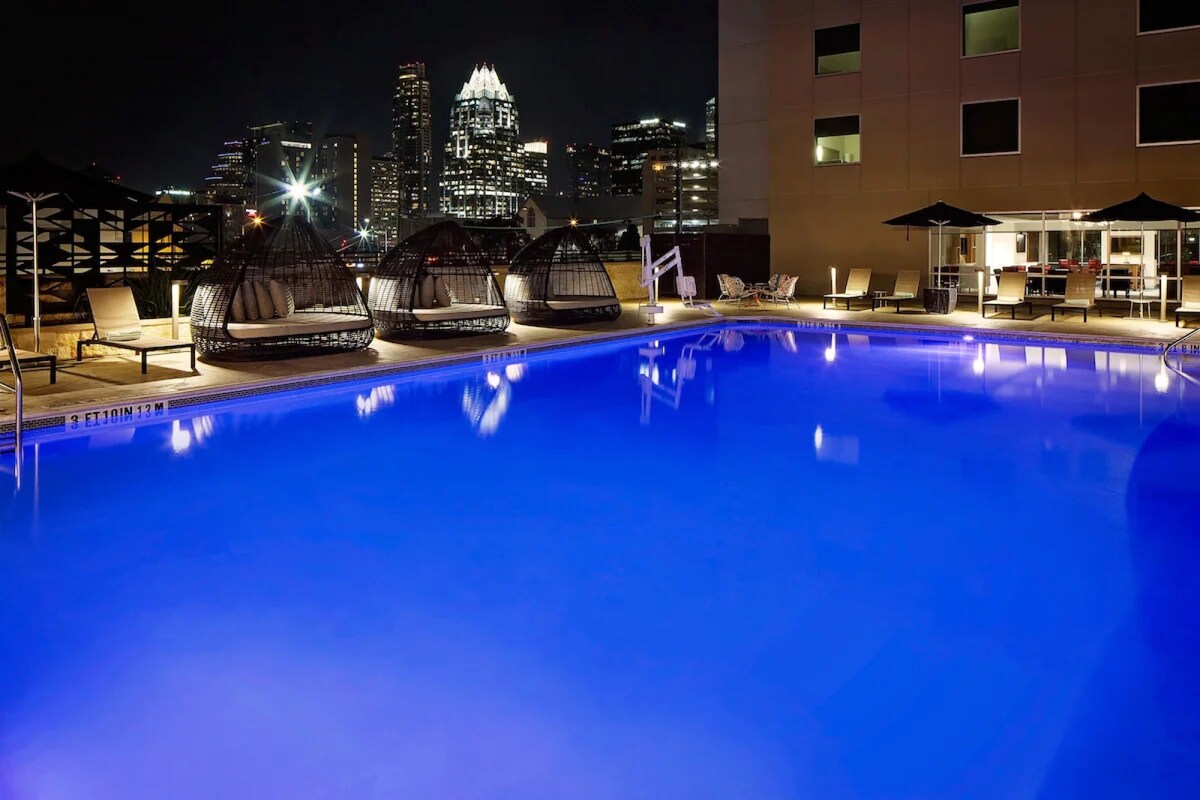 Close to UT Austin + Pool. Bar. Free Breakfast.