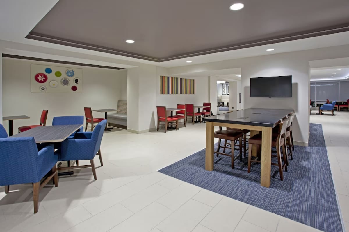 Close to UT Austin + Pool. Bar. Free Breakfast.