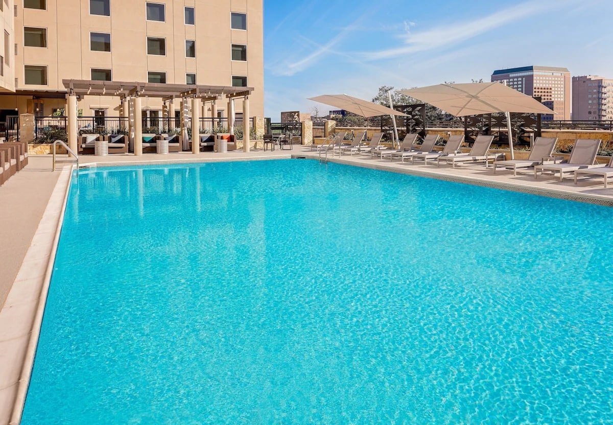 Close to UT Austin + Pool. Bar. Free Breakfast.