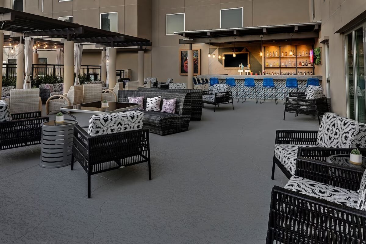 Close to UT Austin + Pool. Bar. Free Breakfast.