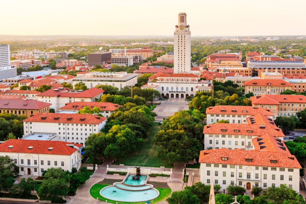 Close to UT Austin + Pool. Bar. Free Breakfast.