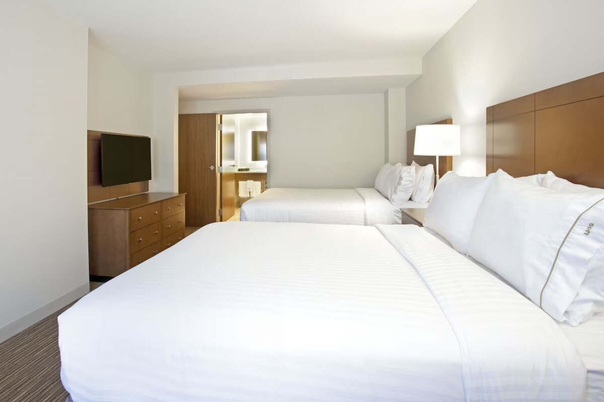 Close to UT Austin + Pool. Bar. Free Breakfast.