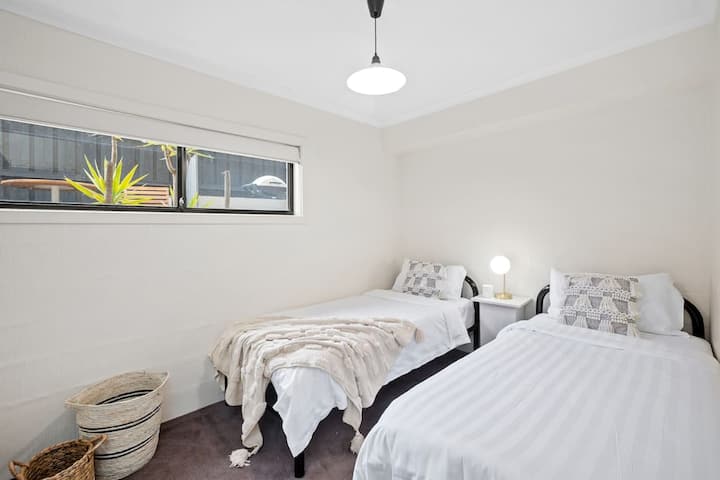 Спална соба 2: единечни кревети со брачен кревет (широк 180