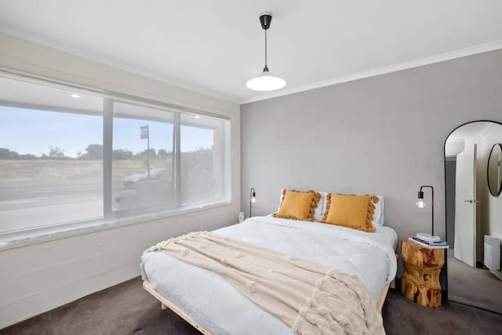 Главна спална соба: брачен кревет (широк 150