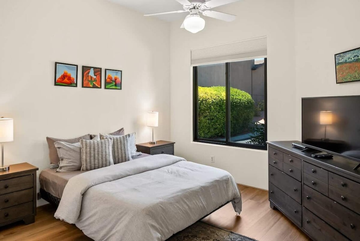 Chumba cha kulala cha starehe kilicho na kitanda cha ukubwa wa malkia.