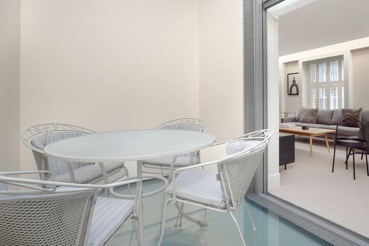 Blueground | Marylebone, balcony, retractable roof gallery image 5