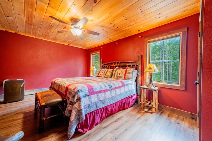 חדר השינה הראשי הרביעי ממוקם בקומה הראשית.