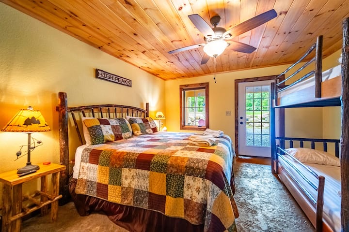 בחדר המיטות יש מיטת קווין ומיטות קומותיים.