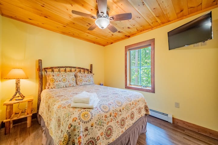 בחדר השינה השלישי למעלה יש מיטת קווין סייז.