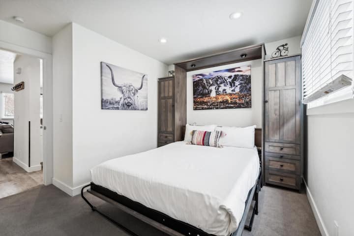 卧室2 ：主楼层卧室、标准双人床、带灯的床头柜、衣柜 