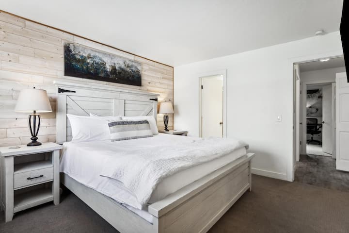 卧室1 ：楼上（加大双人床）、侧桌和灯具、梳妆台、壁挂式电视