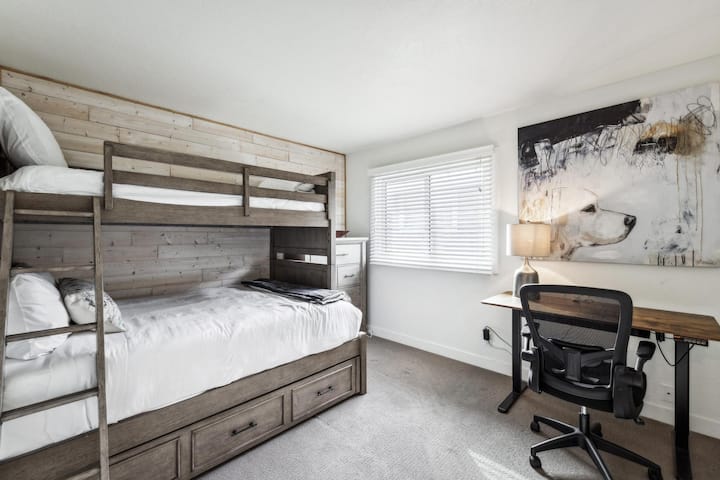 卧室3 ：上下铺房（双层床）、双人带轮床、梳妆台和衣柜 