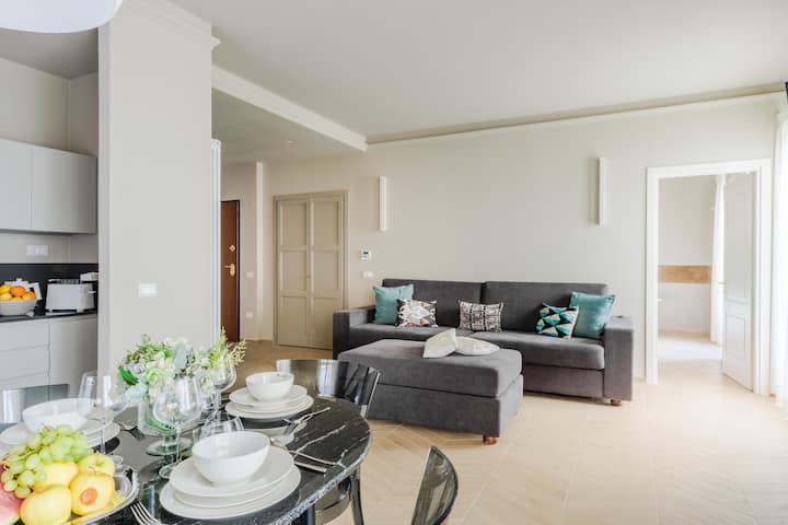 Luxury Modern Apartment With Elevator And Balcony