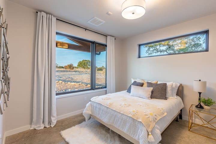 El dormitorio dos ofrece una cama tamaño queen.
