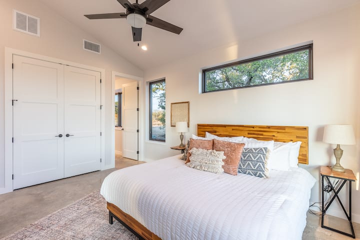 El dormitorio uno cuenta con una cama tamaño king.